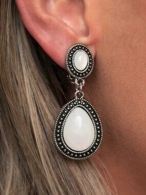 Paparazzi Jewelry Accessories - Carefree Clairvoyance - White Earrings - Vintage
